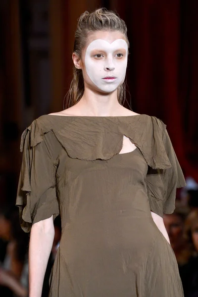 Look 16